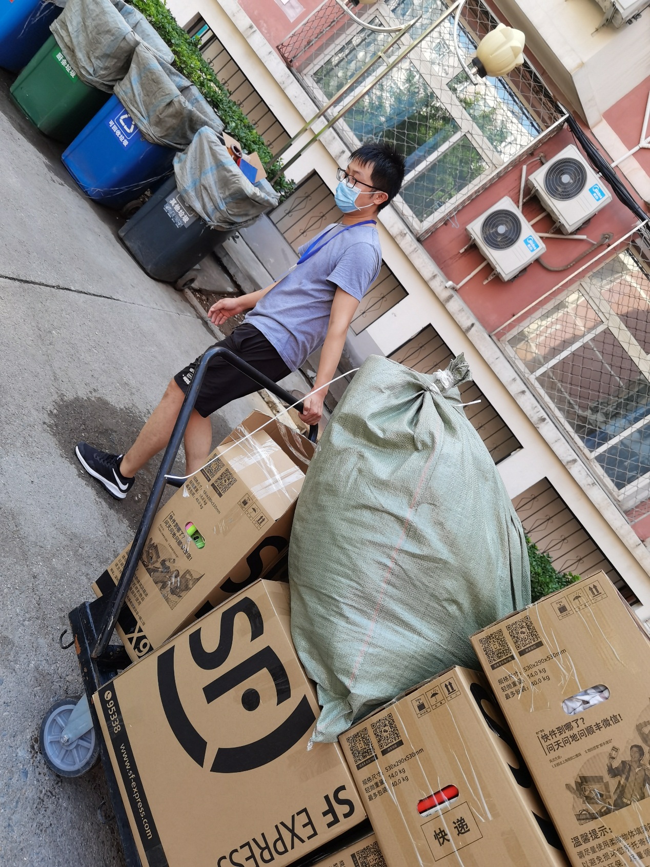 我院毕业生行李打包运送工作全面启动