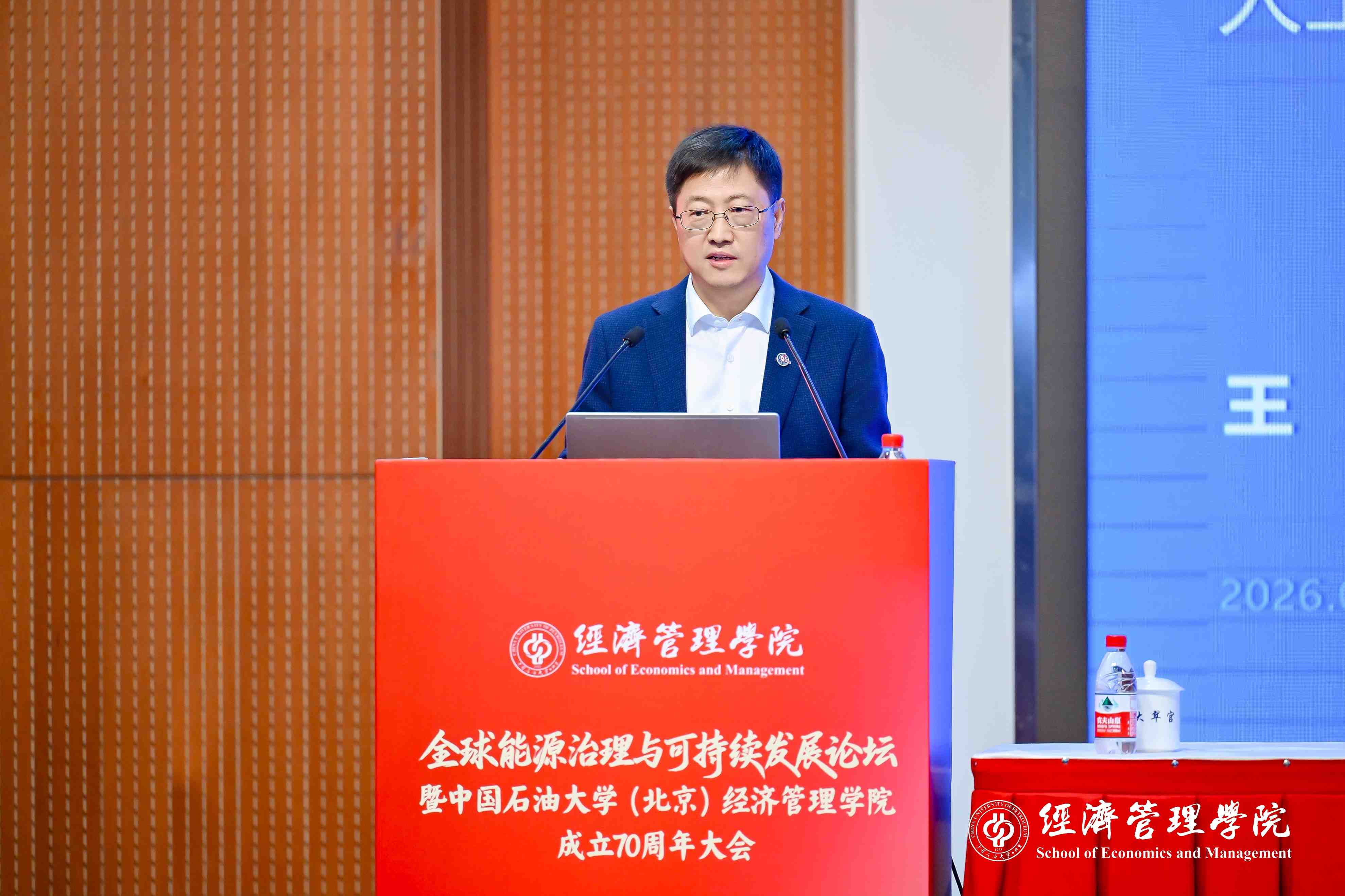 王震.jpg