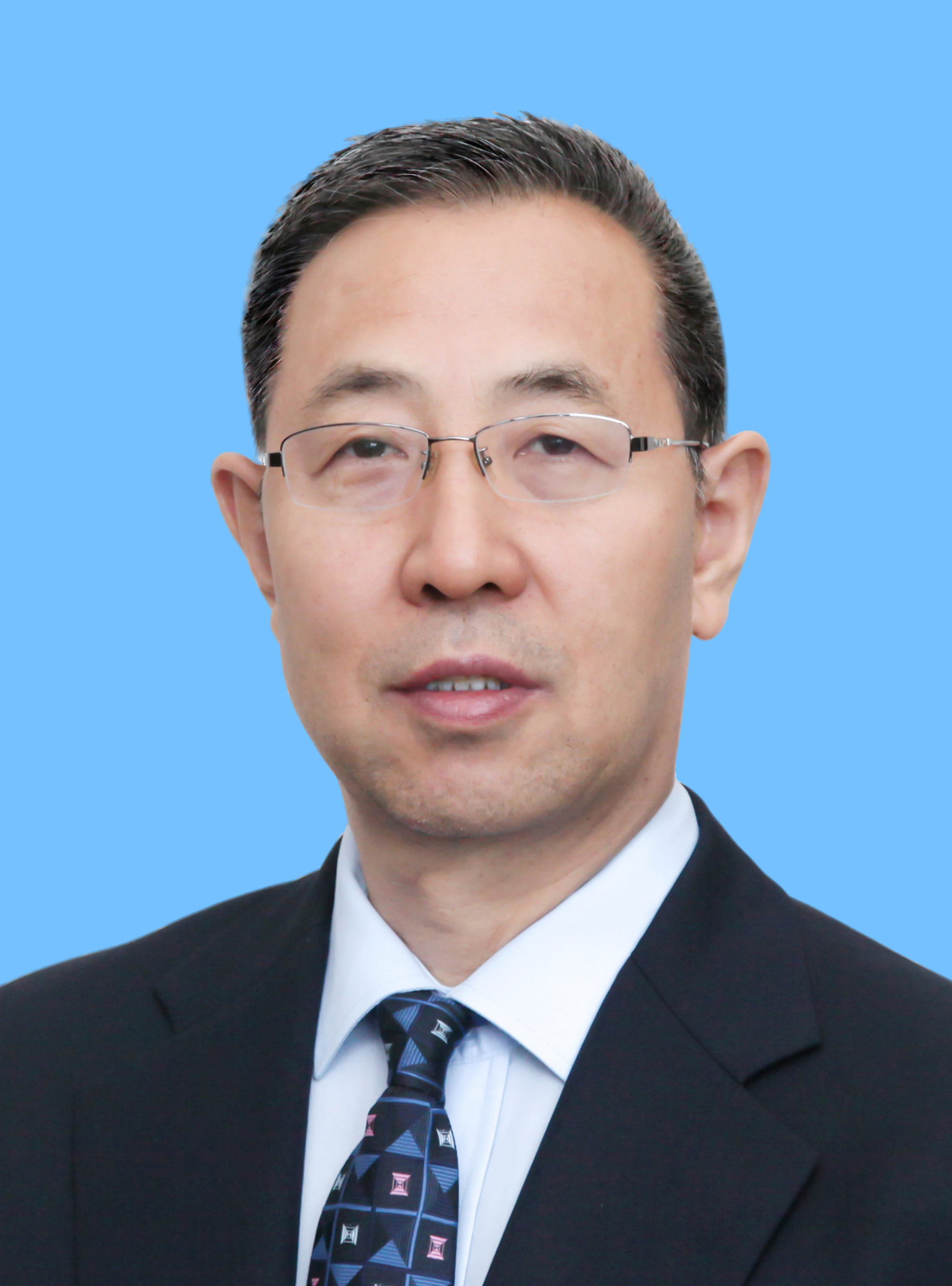 26ab356e2a5741799a1a8b5963f7059f.jpg 张来勇2吋蓝色背景照片.jpg