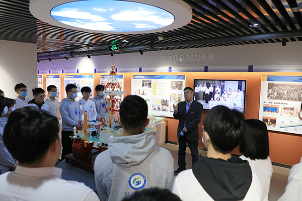 02 杨教授讲解海洋石油981(1).jpg