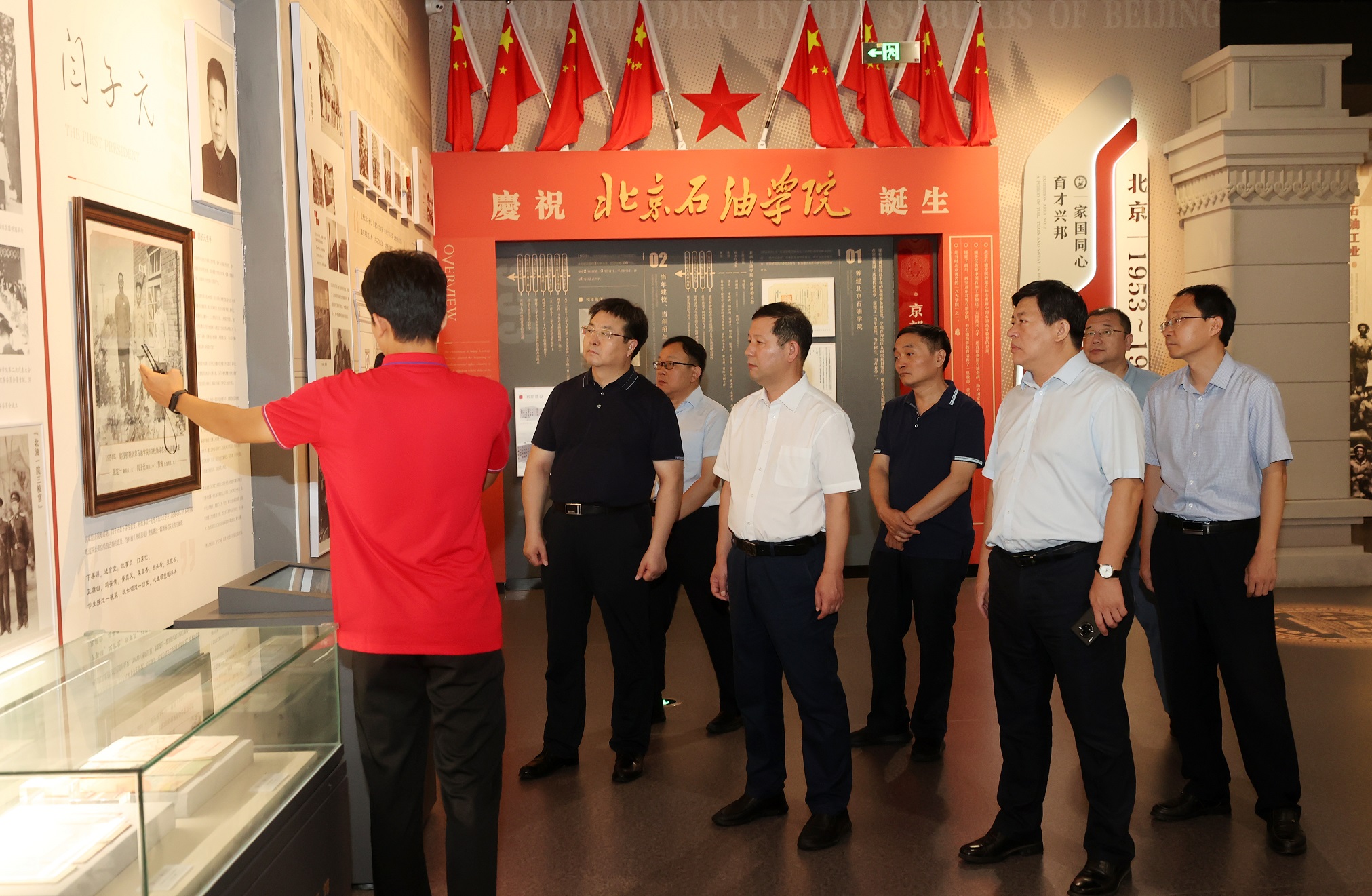 王同奇一行参观校史馆 王大勇摄影 (1).jpg