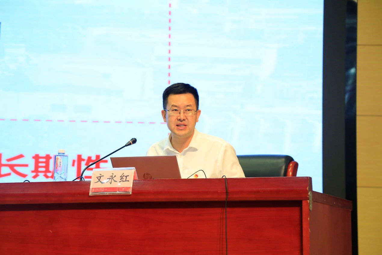 男人站在桌子上 中度可信度描述已自动生成